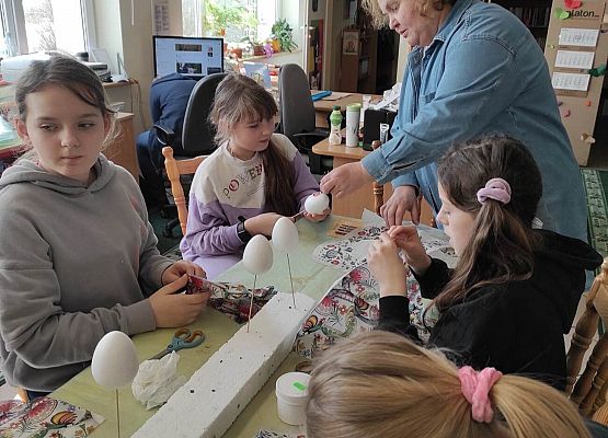 uczniowie przygotowują pisanki