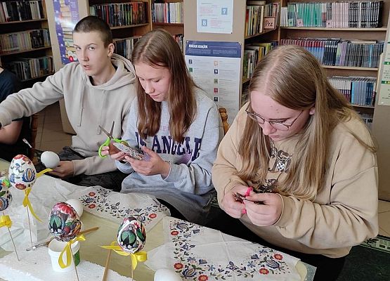 uczniowie przygotowują pisanki