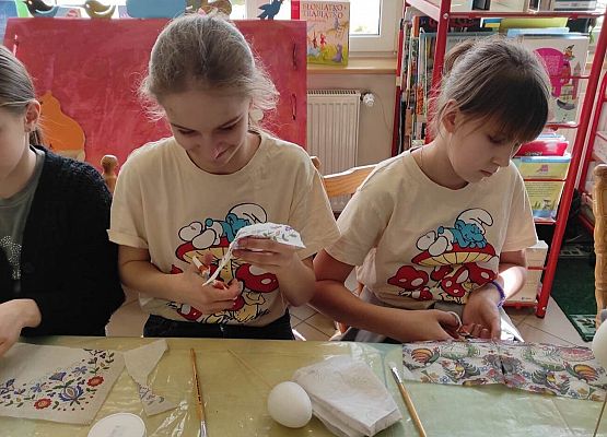 uczniowie przygotowują pisanki