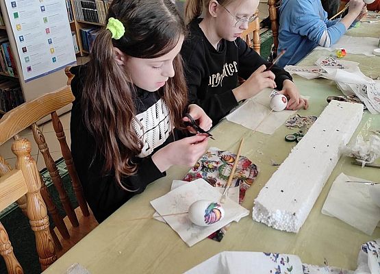 uczniowie przygotowują pisanki