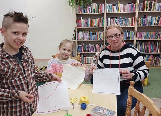 uczniowie i nauczycielka haftują