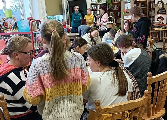 uczniowie w bibliotece