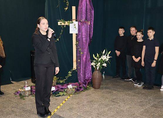 uczniowie podczas występu