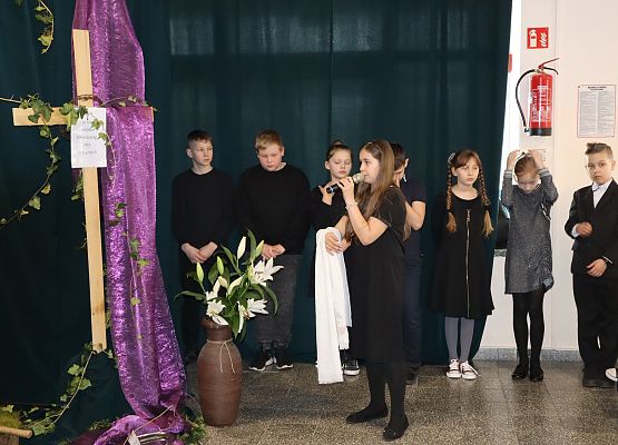 uczniowie podczas występu