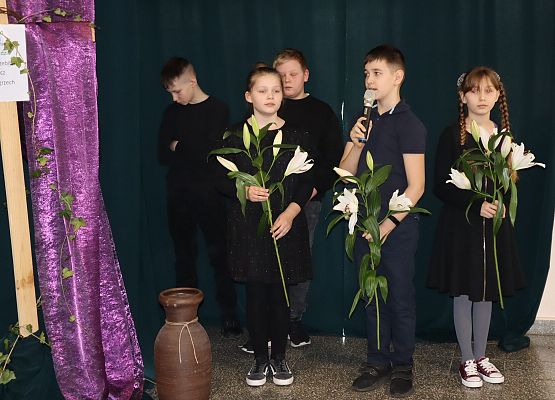 uczniowie podczas występu