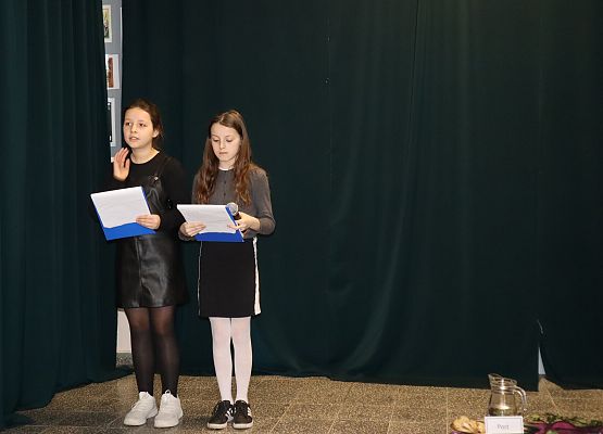 uczniowie podczas występu