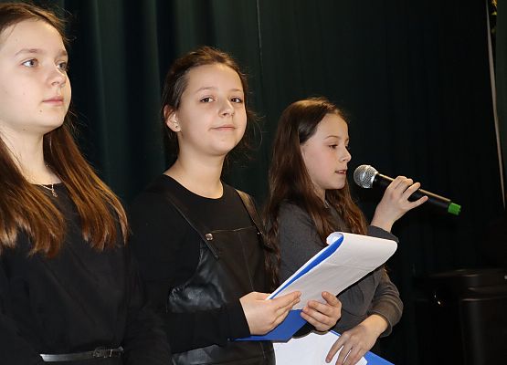 uczniowie podczas występu