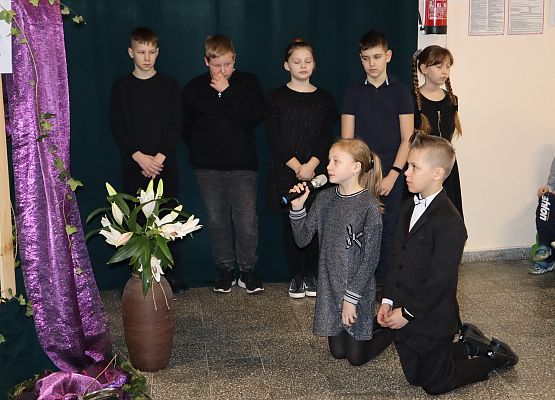 uczniowie podczas występu