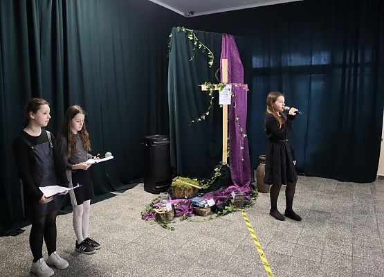 uczniowie podczas występu