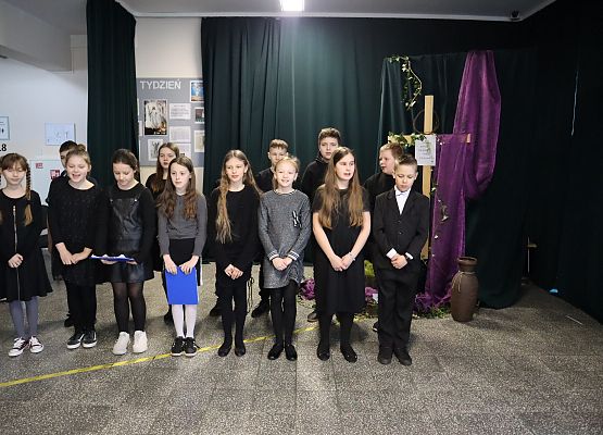 uczniowie podczas występu