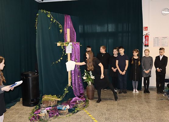 uczniowie podczas występu