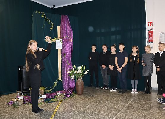 uczniowie podczas występu