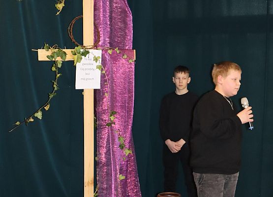 uczniowie podczas występu