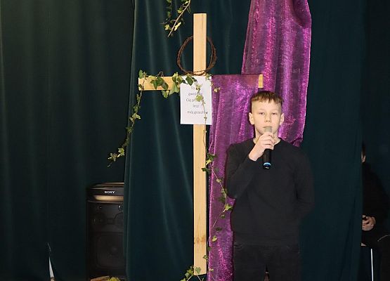 uczniowie podczas występu