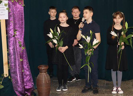 uczniowie podczas występu