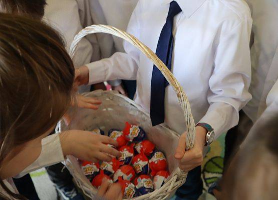 dzieci wybierają jajka z koszyczka