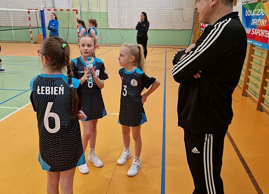 zawodniczki podczas meczu, obok stoi trener