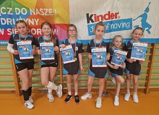 dziewczynki prezentują dyplomy