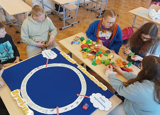 uczniowie wykonują makietę talerza zdrowego żywienia