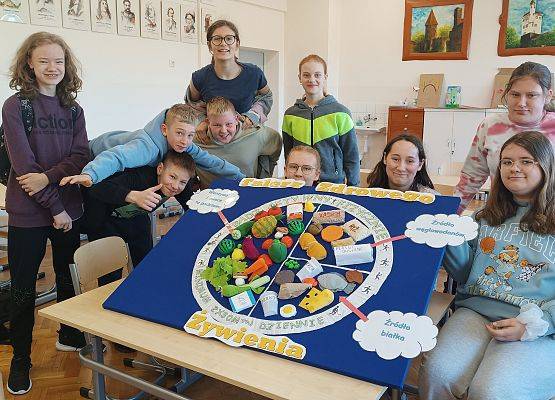 uczniowie wokół makiety talerza zdrowego żywienia