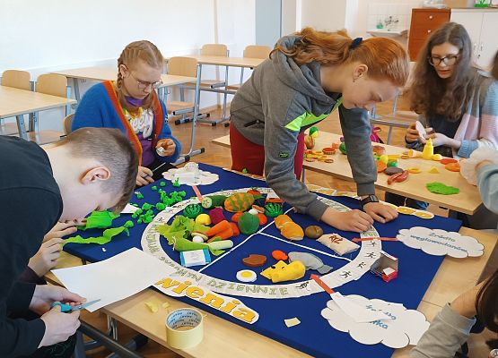 uczniowie wykonują makietę talerza zdrowego żywienia
