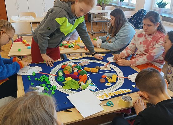 uczniowie wykonują makietę talerza zdrowego żywienia