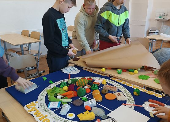 uczniowie wykonują makietę talerza zdrowego żywienia