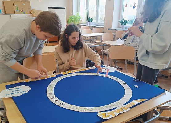 uczniowie wykonują makietę talerza zdrowego żywienia