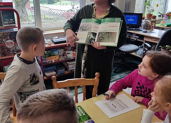 Nauczyciel prezentuje książkę