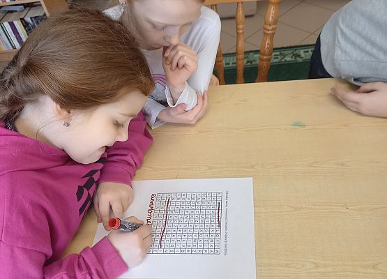 Dwie dziewczynki rozwiązują zadanie