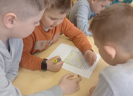 Uczniowie rozwiązują zadania