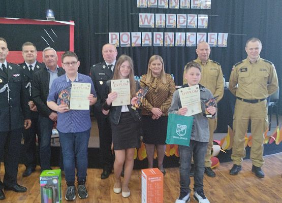 Nagrodzeniu uczestnicy, za nimi strażacy