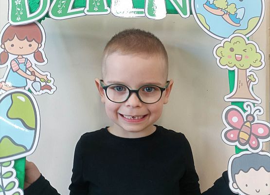 Chłopiec z napisem Dzień Ziemi