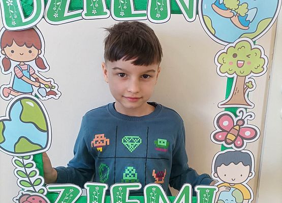 Chłopiec z napisem Dzień Ziemi
