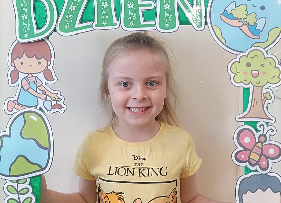 Dziewczynka  z napisem Dzień Ziemi