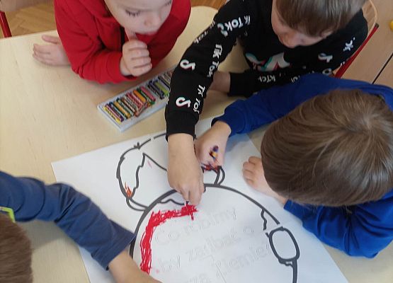 dzieci wykonują plakat