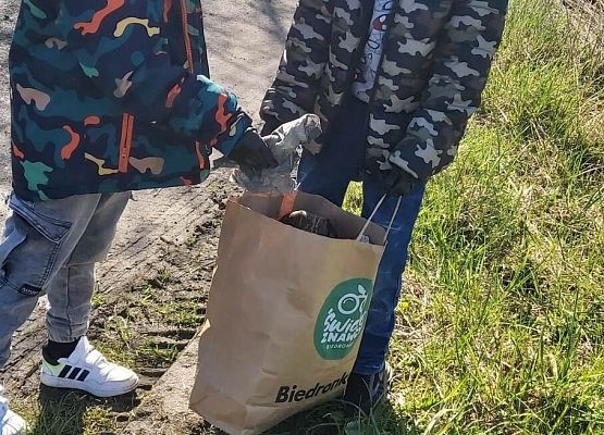 Chłopcy zbierają śmieci