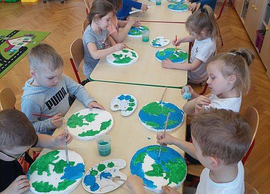Dzieci malują planetę Ziemi