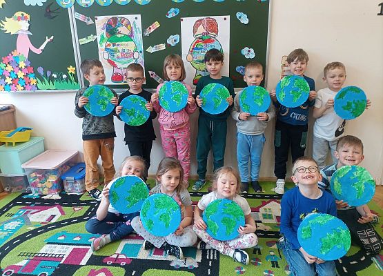 Dzieci prezentują swoje prace