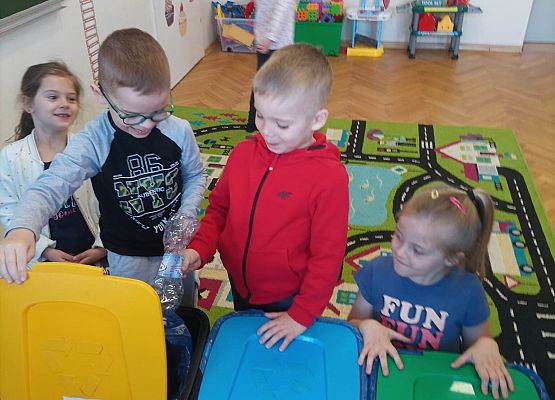 Dzieci uczą się, jak segregować śmieci