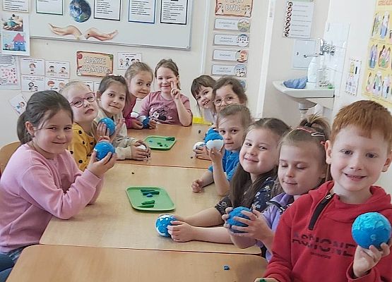 dzieci wykonują niebieskie kule