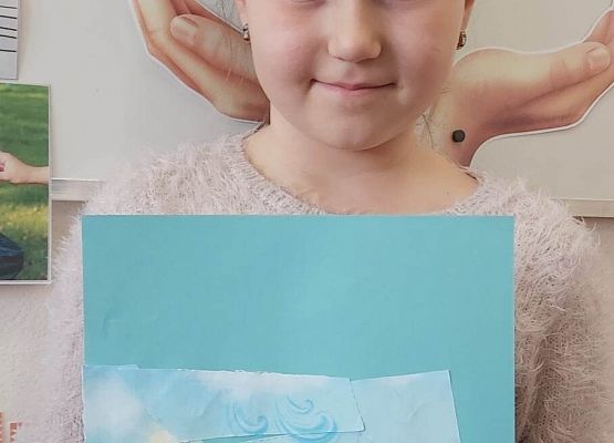 dziewczynka prezentuje obrazek