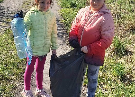 dziewczynki niosą worek