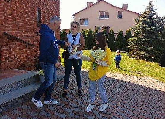 mężczyzna wrzuca datek do puszki