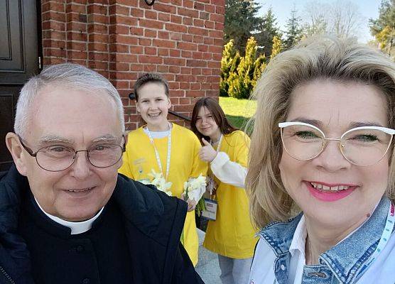 ksiądz proboszcz z wolontariuszami