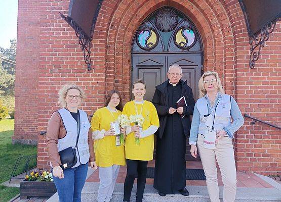 ksiądz proboszcz z wolontariuszami