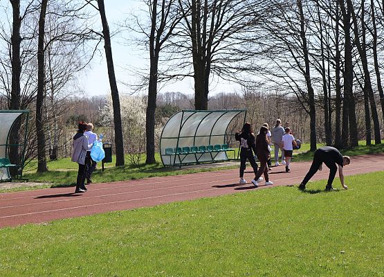 uczniowie sprzątają tern wokół szkoły