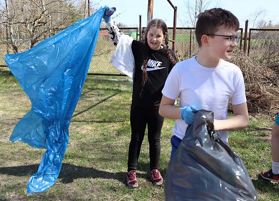 uczniowie trzymają worki