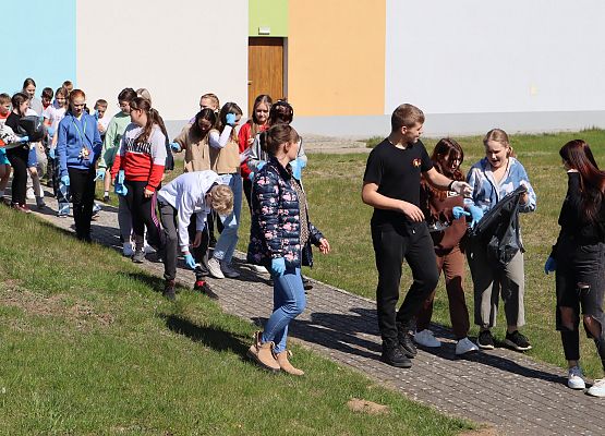 uczniowie idą w grupie