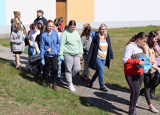 uczniowie idą w grupie